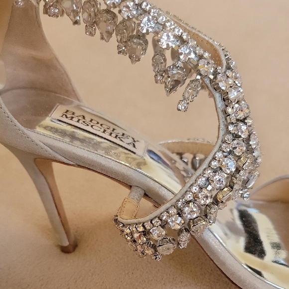 Badgley Mischka Women's Silver Heels Size 6.5 EUC - Picture 2 of 11